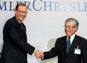 Leaders of DaimlerChrysler, Mitsubishi Motors meet press